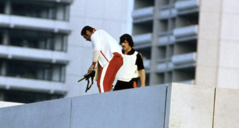 عناصر الشرطة الألمانية فوق سكن الرياضيين الإسرائيليي في 1972