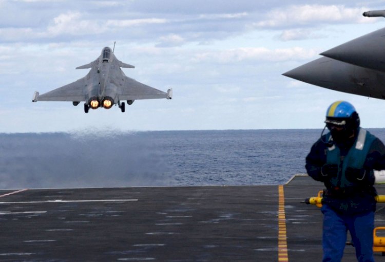 طائرة رافال في مهمة عسكرية في الاراضي الليبية 