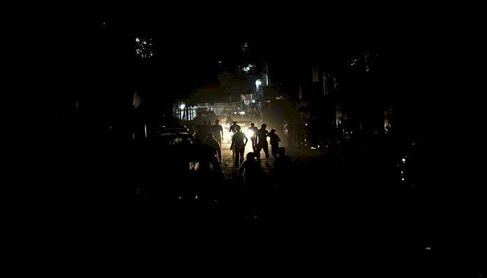 صورة ارشيفية لأحدى شوارع قطاع غزة خلال انقطاع التيار الكهرباء وعودة ازمة انقطاع الكهرباء 