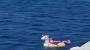 طفلة تائهة في عرض البحر على بالون سباحة في اليونان