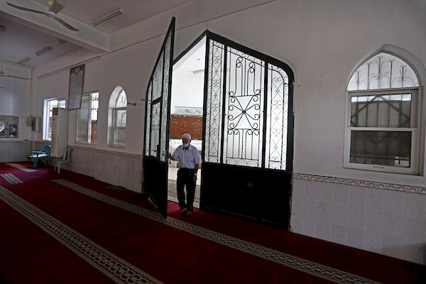 فلسطيني يؤدي صلاة الجمعة منفردا في أحد مساجد دير البلح  خدمة apa