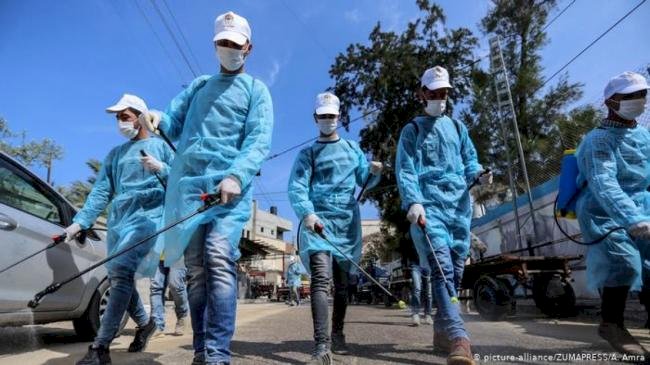 صورة ارشيفية لمجموعة من العمال يعملون في ظل انتشار وباء كورونا