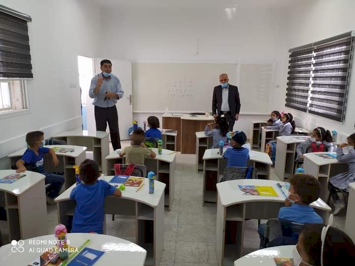  إحدى المدارس الأساسية في سلفيت تطبق نظام التباعد بين الطلاب  للحد من إنتشار الكورونا