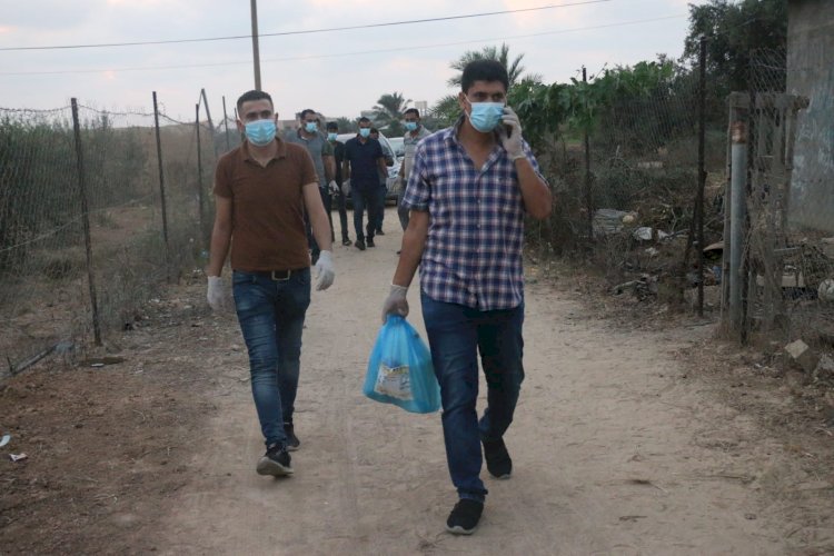 حركة فتح بمحافظة خانيونس توزع المعقمات ومواد التنظيف للمحجورين ببيوتهم