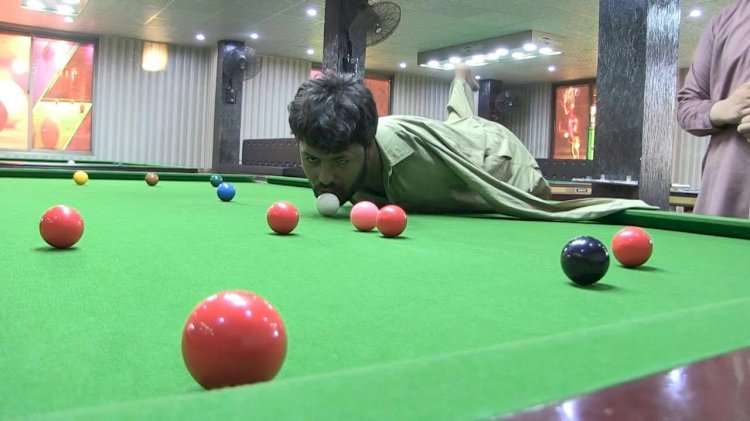 الباكستاني محمد إكرام لاعب بلياردو بدون ذراعين