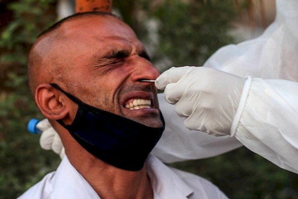 سحب عينة كورونا من مواطن في غزة