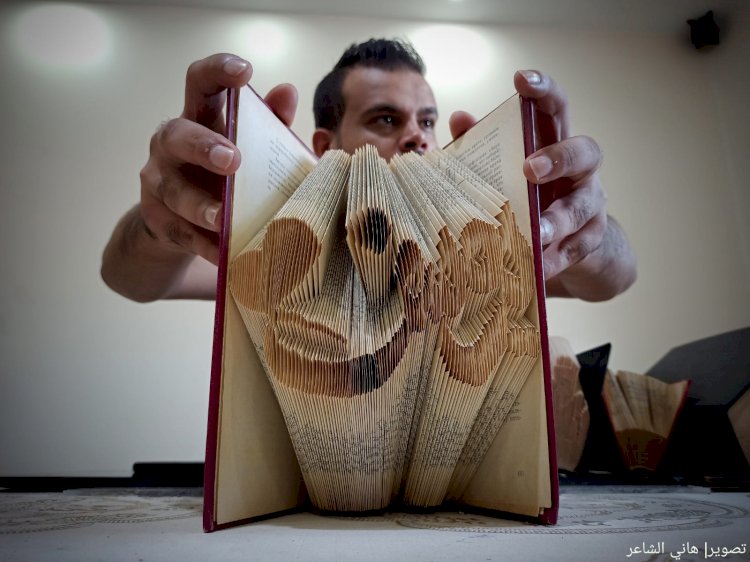 أحمد حميد شاب فلسطيني يمتهن فن طي الورق الأوريغامي الياباني