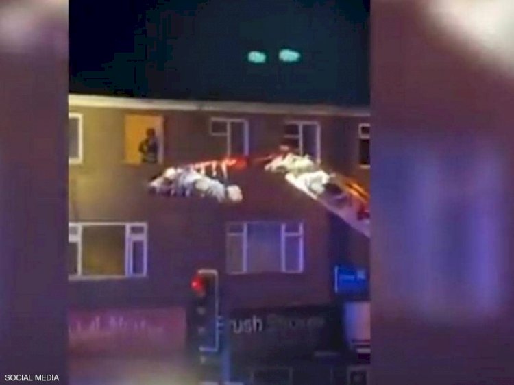 شارك نحو 30 رجل إنقاذ في عملية إخراج هولتون من شقته