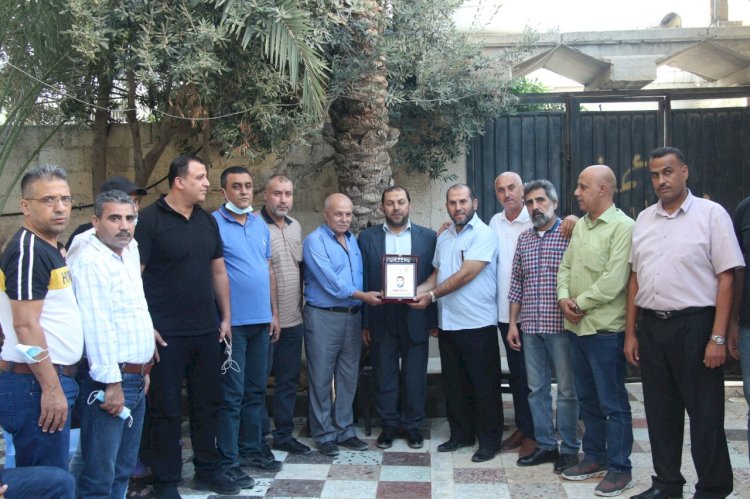 غزة: كوادر تيار الاصلاح الديمقراطي يزورون منزل الشهيد أسعد الصفطاوي