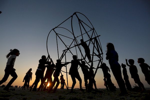 شاهد: غزيون يستمتعون على شاطئ البحر جنوب قطاع غزة 