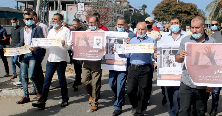 غزة: كوادر حركة فتح تتضامن مع الأسير الأخرس خلال الاعتصام الأسبوعي أمام مقر الصليب الأحمر 