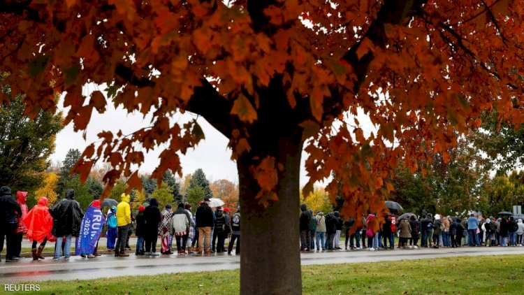 أنصار ترامب يصطفون أمام تجمع انتخابي داعم له في ميشيغين