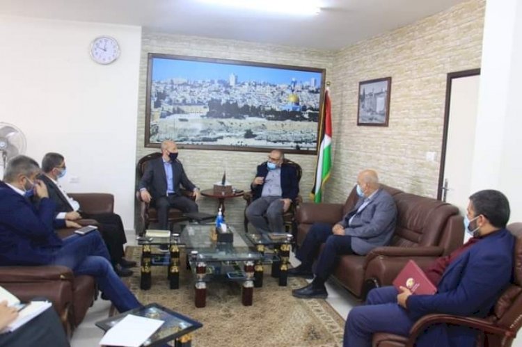 خلال لقاء بين الأشغال العامة في غزة ونائب مدير عمليات الغوث الدولية