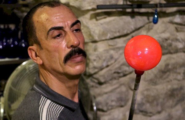 رجل فلسطيني يصنع أنواعًا مختلفة من الزجاج النافخ  في مدينة الخليل