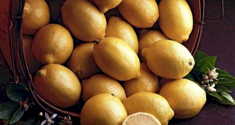 عصير الليمون يزيل خلايا الجلد الميتة.