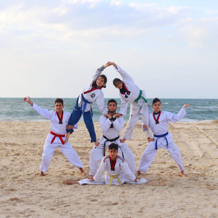 اطفال يمارسون رياضة التيكواندو