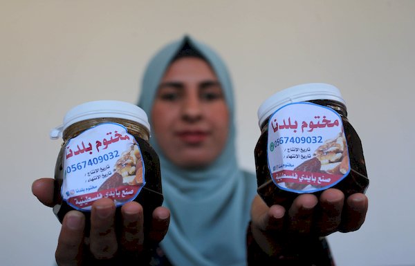 الفلسطينية هند المزيد (22 عام)ا تصنع الأكلة التراثية "المختوم"