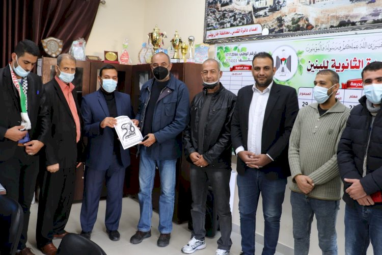 قاطع الشرق بمحافظة خانيونس يوزع ملازم دراسية لطلبة الثانوية العامة