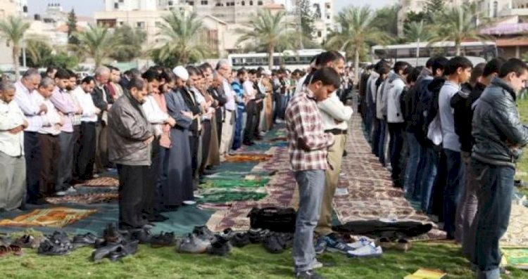 أداء صلاتي الجمعة والاستسقاء بـ"العراء"