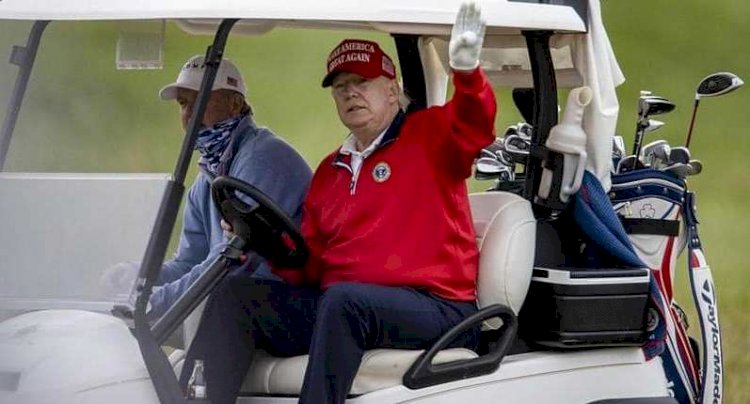 الرئيس السابق للولايات المتحدة ترامب في ملعب غولف