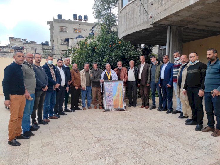 غزة:زيارة كوادر حركة فتح ساحة غزة تزور عائلات فلسطينية ضم حملة كلنا عائلة 