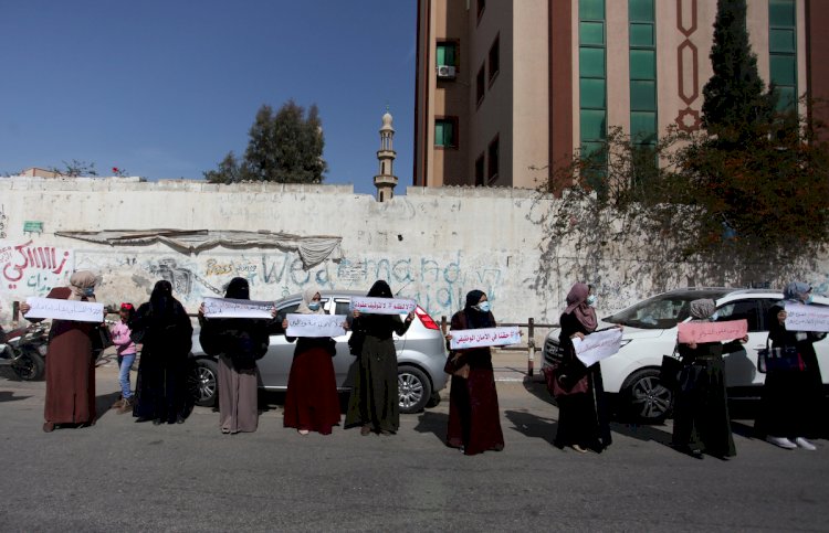 وقفة احتجاجية لموظفي عقود "أونروا"