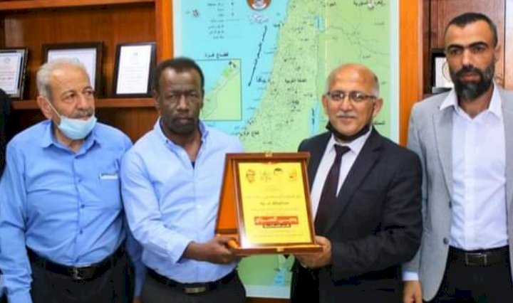 توفيق أبوخوصة القيادي في تيار الإصلاح الديمقراطي يُكرم رئيس بلدية غزة يحيى السراج 