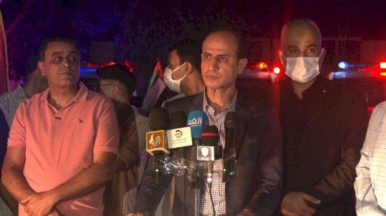 عبد الحكيم عوض قيادي بتيار الإصلاح الديمقراطي خلال مؤتمر صحفي لتسليم سيارات الاسعاف لوزارة الصحة الفلسطينية