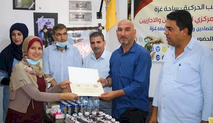 غزة:أحمد ابو العطا محافظ غزة أثناء تسليم الشهادات