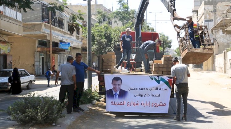 خانيونس: طواقم البلدية تُنهي مشروع انارة شوارع المدينة بدعم من النائب محمد دحلان 