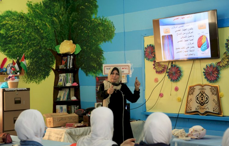 معلمة العلوم الحياتية لينا خليفة التي تعمل في مدرسة زهرة المدائن بمدينة غزة
