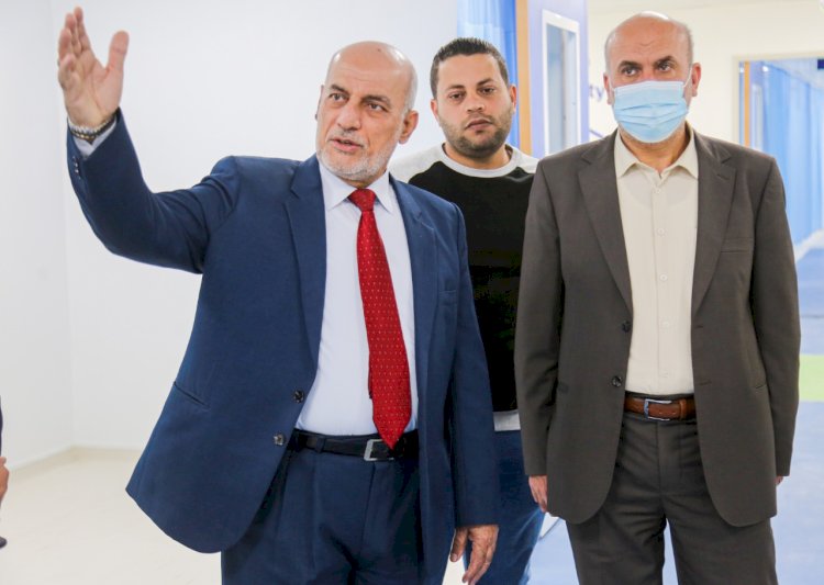 الدكتور جواد الطبيبي وزير الصحة الأسبق يتفقد المستشفى الاماراتي في قطاع غزة 