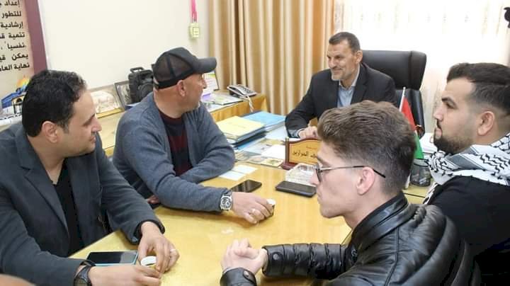 غزة:شبيبة محافظة غزة أثناء توزيع منحة الاستمارة