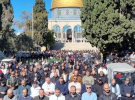 عشرات الآلاف يؤدون صلاة الجمعة في المسجد الأقصى وسط اجراءات "إسرائيلية" مشددة