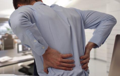 لماذا تزداد آلام الظهر في الخريف والشتاء؟