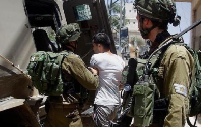 جيش الاحتلال يشن حملة اعتقالات ومداهمات في رام الله و الخليل ويشرد قسرا أكثر من 450 عائلة