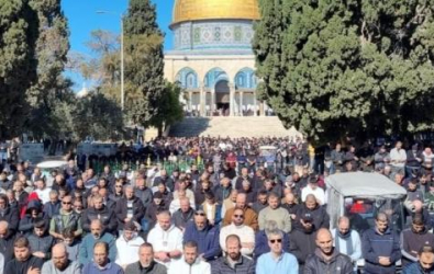 عشرات الآلاف يؤدون صلاة الجمعة في المسجد الأقصى وسط اجراءات "إسرائيلية" مشددة