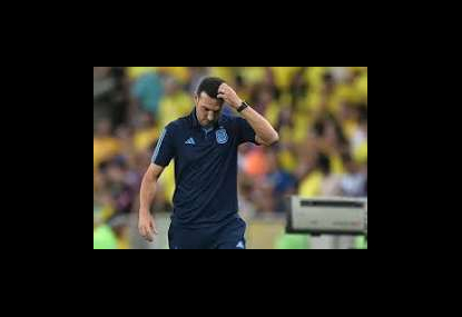 سكالوني يحدد اللاعب الأقرب لارتداء رقم 10 مع الأرجنتين بعد ميسي