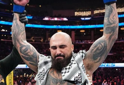 زلزال في الـ"UFC".. مقاتل فلسطيني يطيح بخصمه الأمريكي في 12 ثانية ويهتف بالـ"كوفية": فلسطين حرة