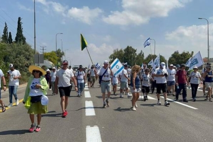 مسيرة عائلة "غولدين" تقترب من حدود قطاع غزة