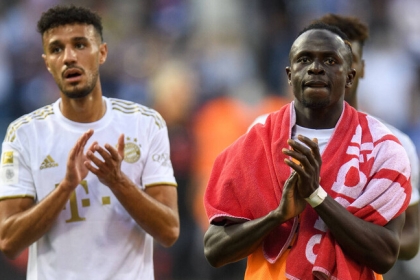 ماني ومزراوي يرفضان حمل كأس الخمر خلال صورة جماعية لبايرن ميونيخ (صور)