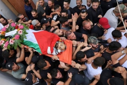 جماهير غفيرة تشيع جثمان الشهيد يزن عفانة في مخيم قلنديا