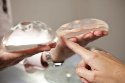 سرطان نادر ينتشر بسبب زراعات السيليكون في الثدي!