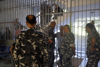 لبنانيون يقتحمون مقر وزارة العدل