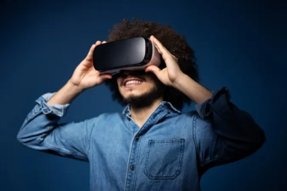 "أبل" تخطط لنظارة تتيح دفع المال عبر بصمة العين