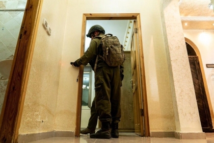 الاحتلال يأخذ مقاسات منزل منفذ عملية "كريات 4"