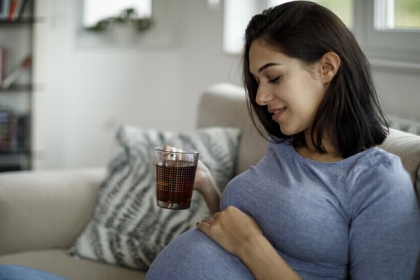 استهلاك الكافيين خلال الحمل يؤثر على طول قامة الطفل