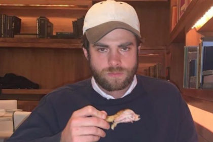 رجل الدجاج  يفقد 7 كيلو بعد أكل 40 دجاجة في 40 يوماً!!