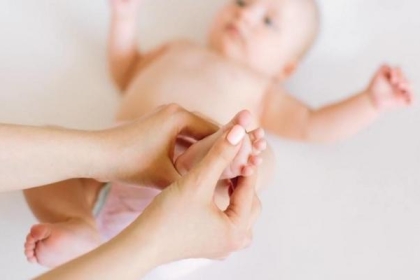 أسباب برودة اليدين والقدمين عند الرضع