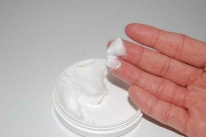 بسبب كريمات التجميل... أمريكية تفقد بصرها وتعرض عائلتها لخطر التسمم